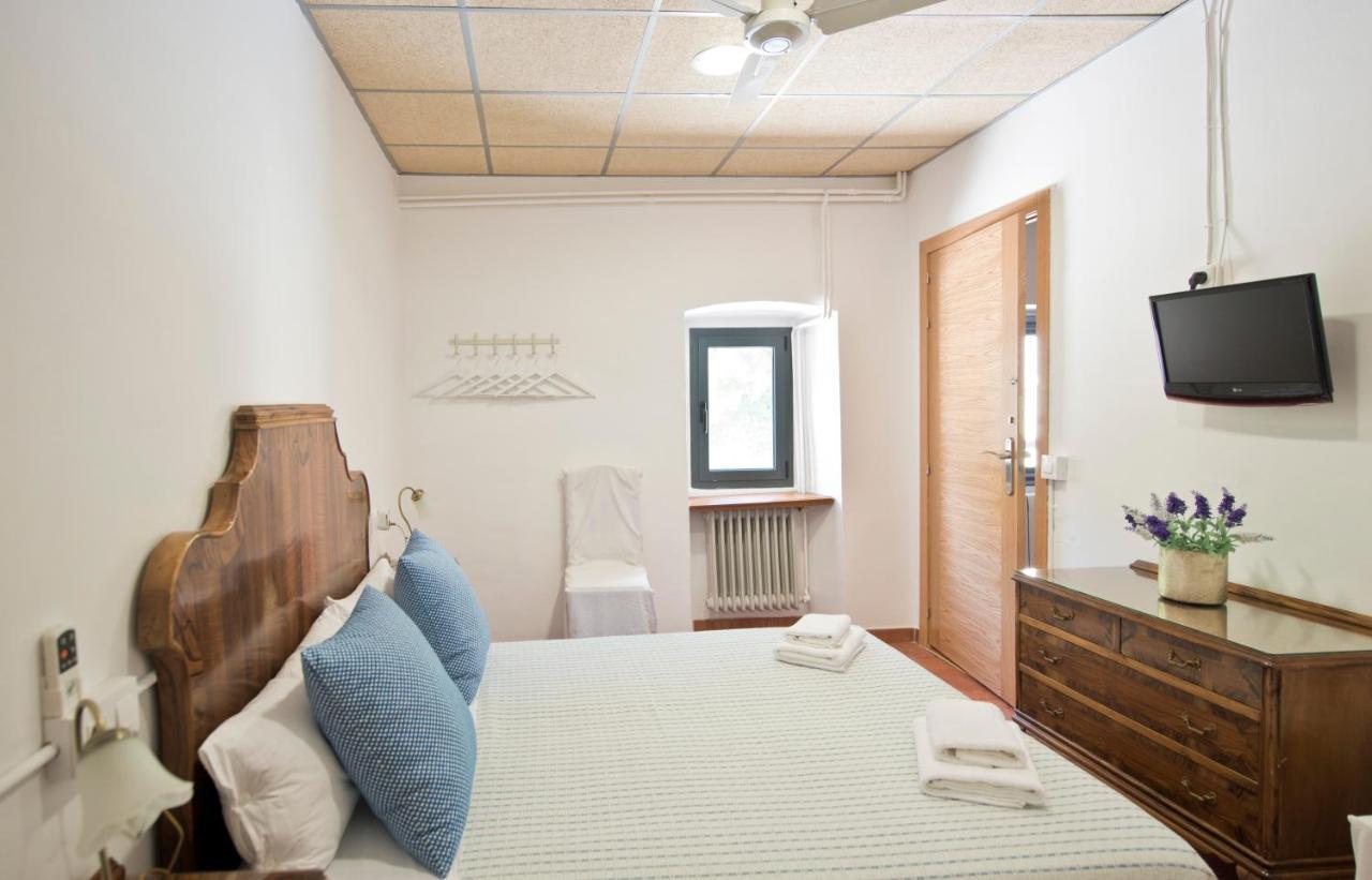 Family Room,1001362410:JPEG