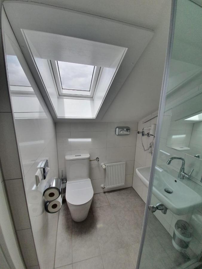 Single Room Shared Shower Toilet,1004916562:JPEG