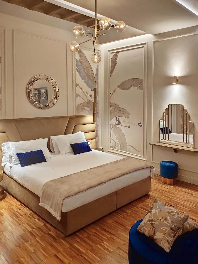 Habitación con cama extragrande y vistas al jardín