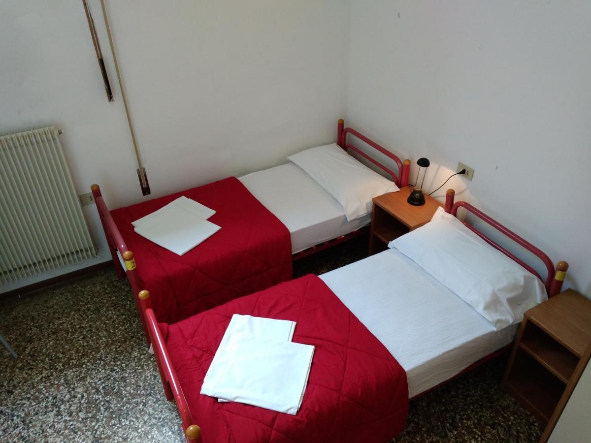Camera Doppia con Letti Singoli e Bagno in Comune