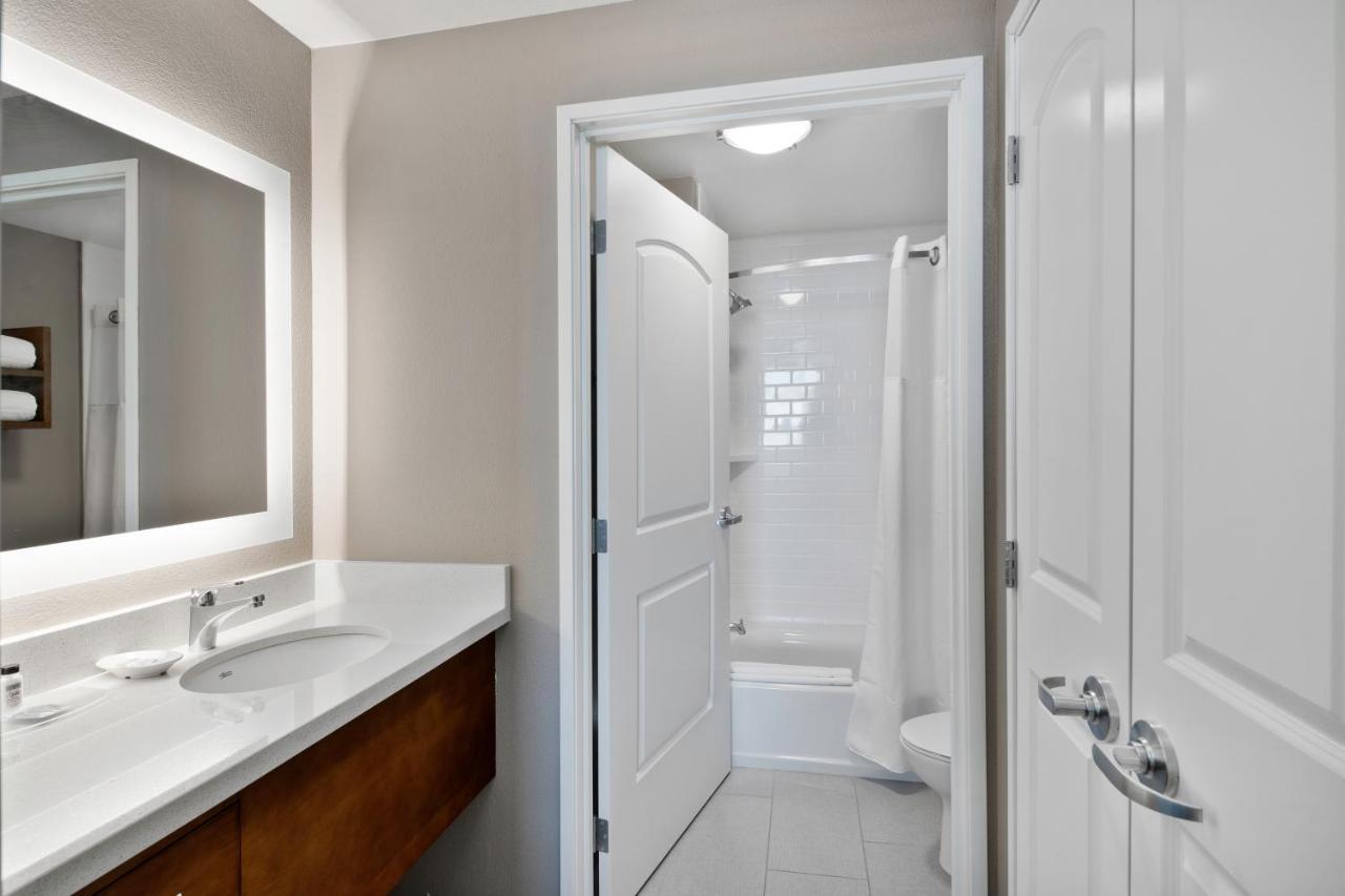 Two Bedroom Suite with One Queen Bed and Two Double Beds - Non-Smoking,1067419309:JPEG