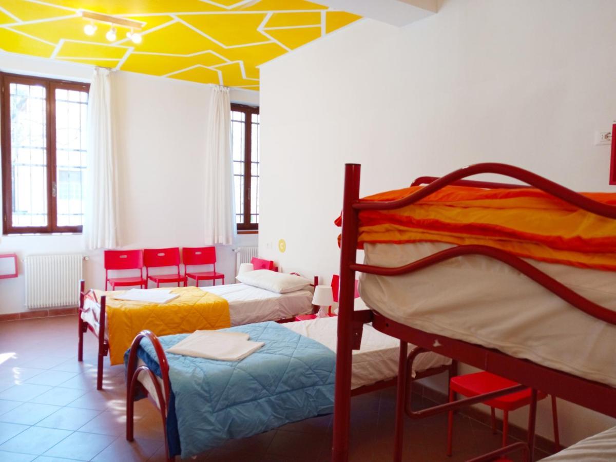 Posto Letto in Dormitorio Femminile con 6 Letti
