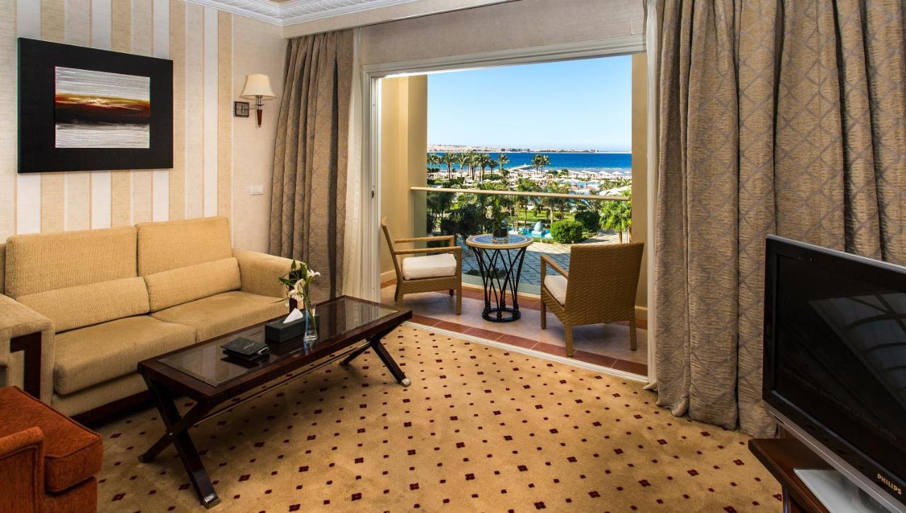 Jacuzzi Suite Sea and Pool View with VIP Package