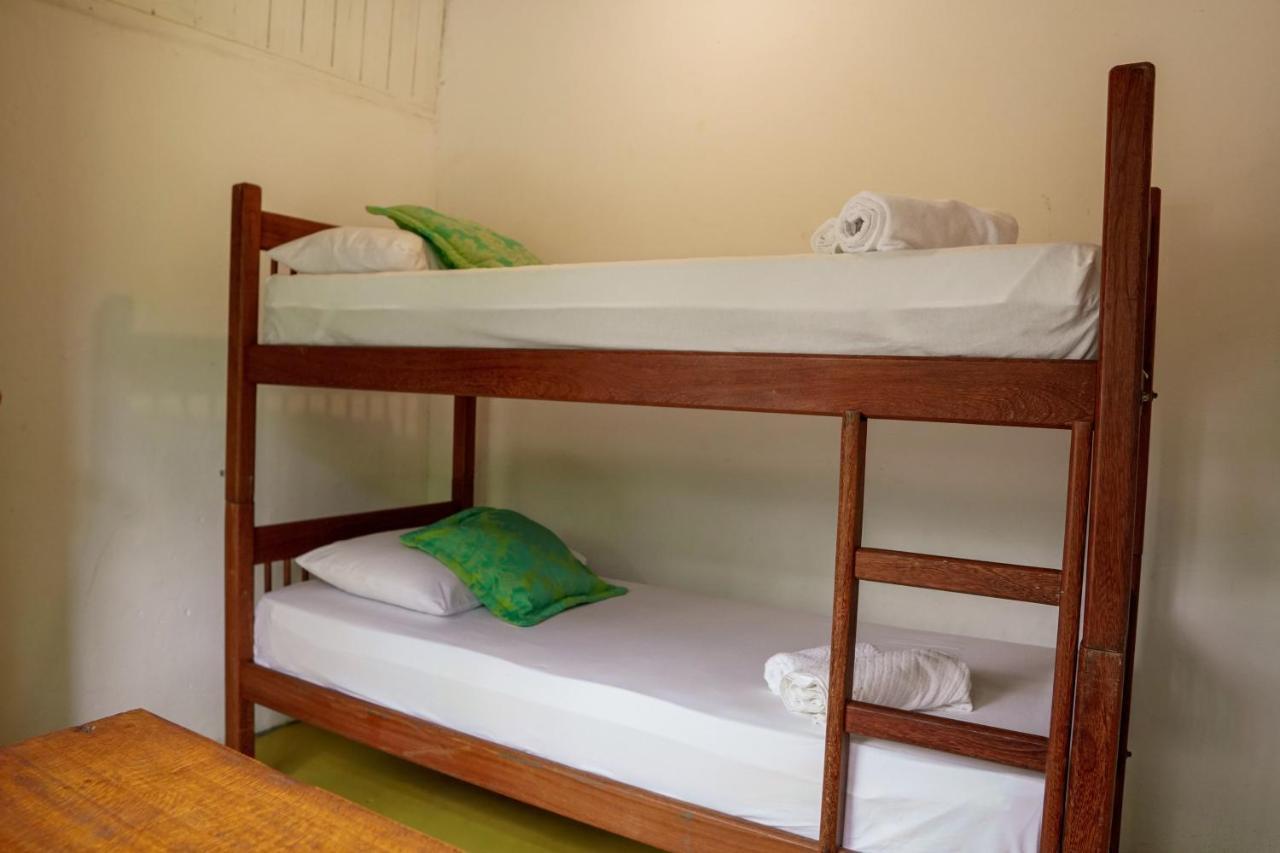 Quarto com 2 Camas de Solteiro e Banheiro Compartilhado