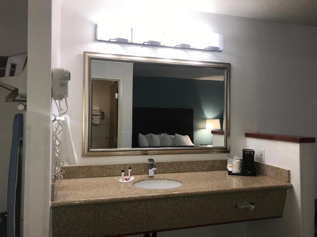 Queen Room with Two Queen Beds - Non-Smoking,1114992417:JPEG