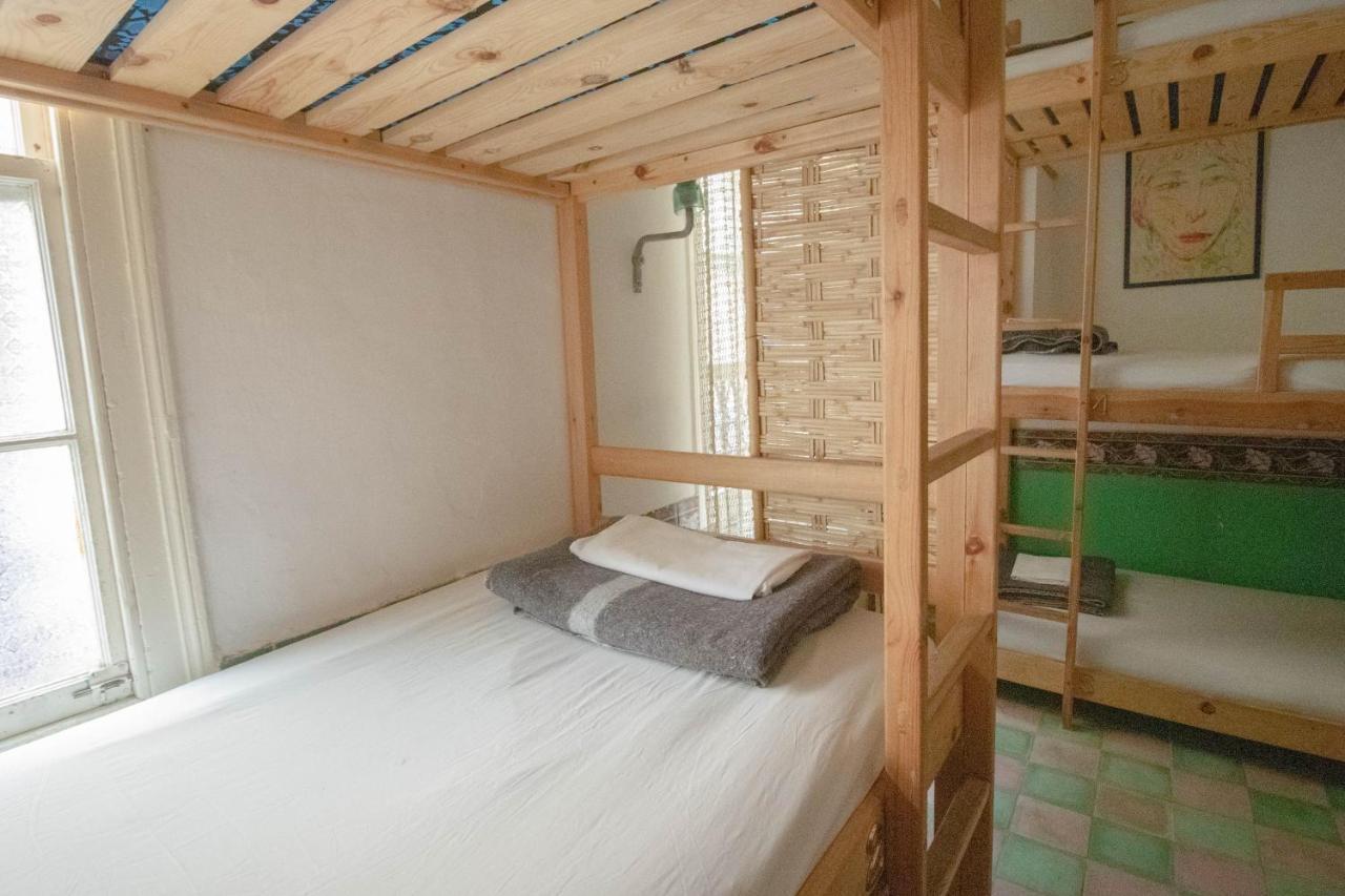 Cama individual en dormitorio compartido mixto de 7 camas