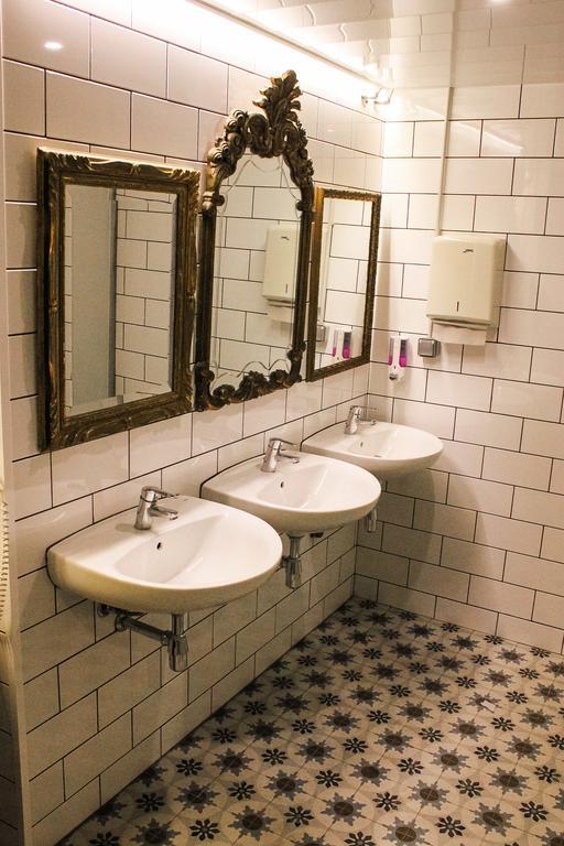 Posto Letto in Dormitorio con 4 Letti e Bagno in Comune