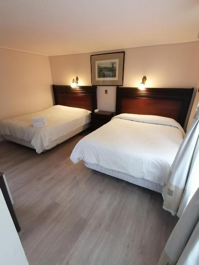 Habitación con 2 camas grandes