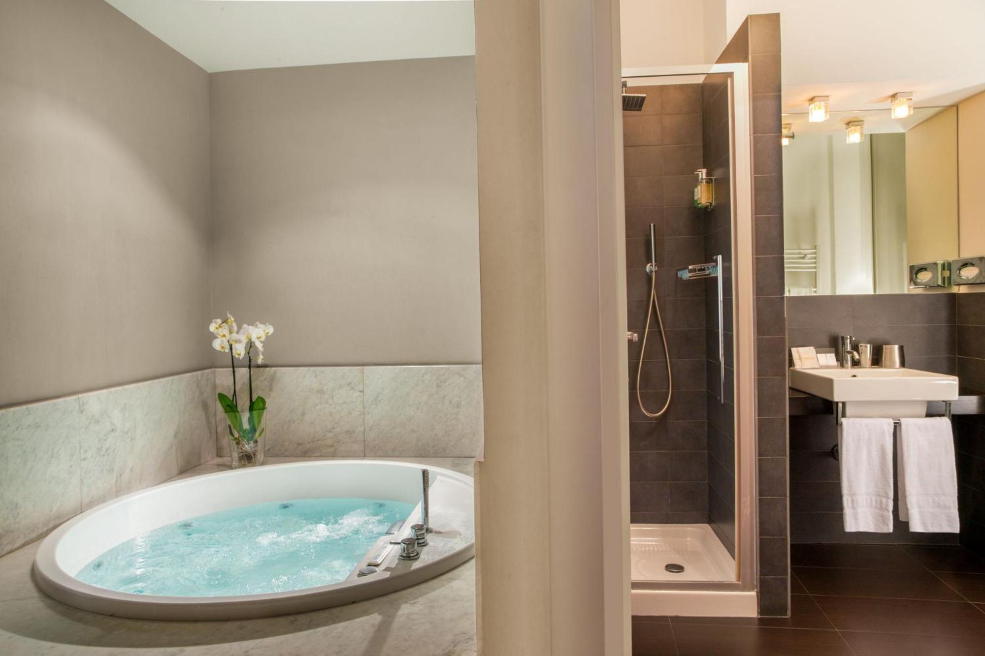 Suite with Spa Bath,696753426:JPEG