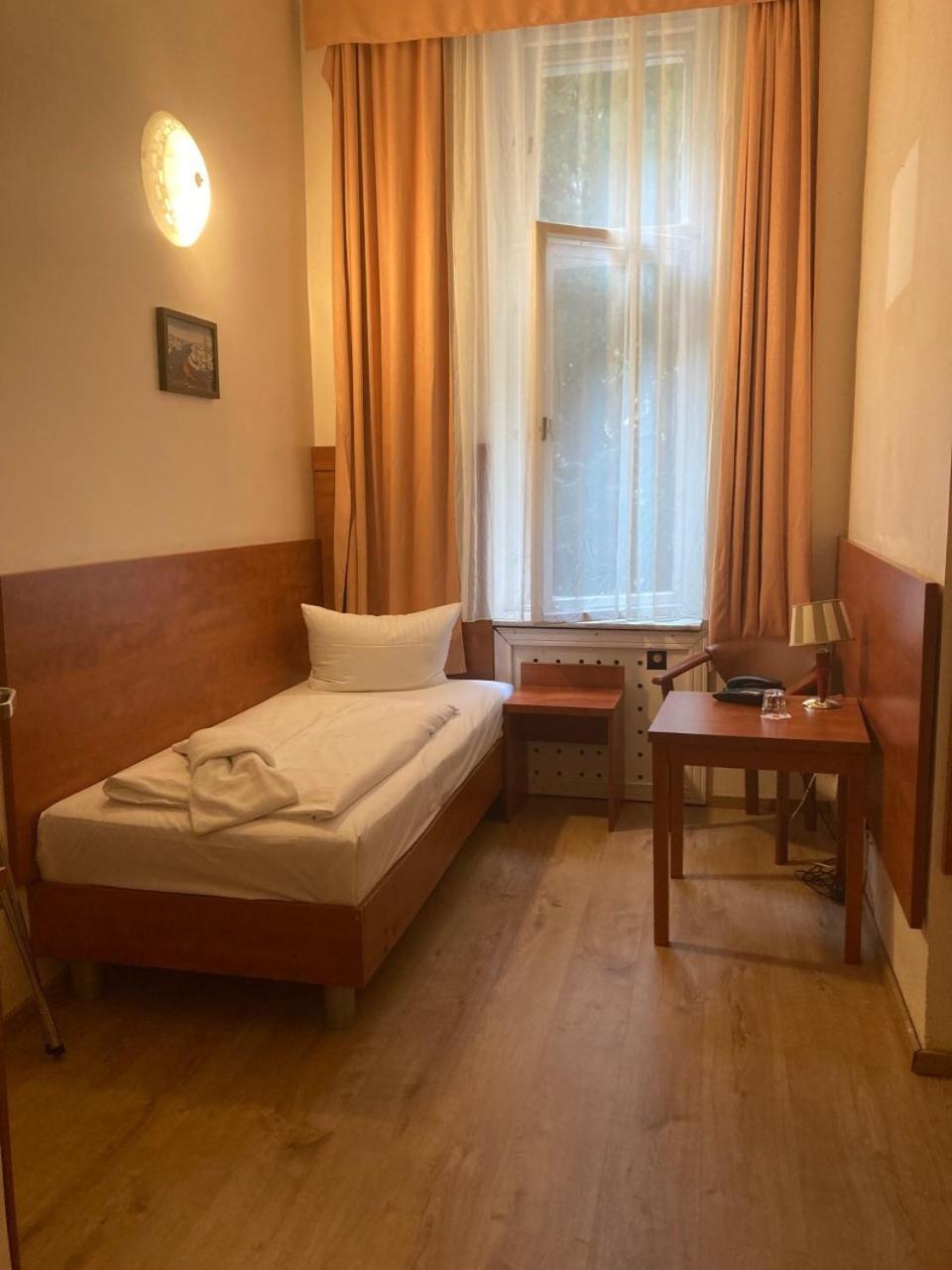 Single Room,1439555596:JPEG