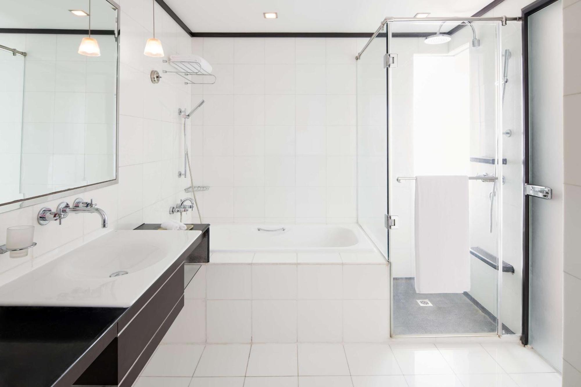 One-Bedroom Suite with Lounge Access