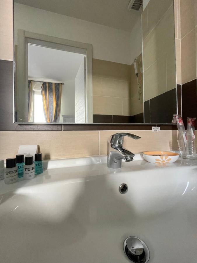 Comfort Triple Room Shower,1593948050:JPEG