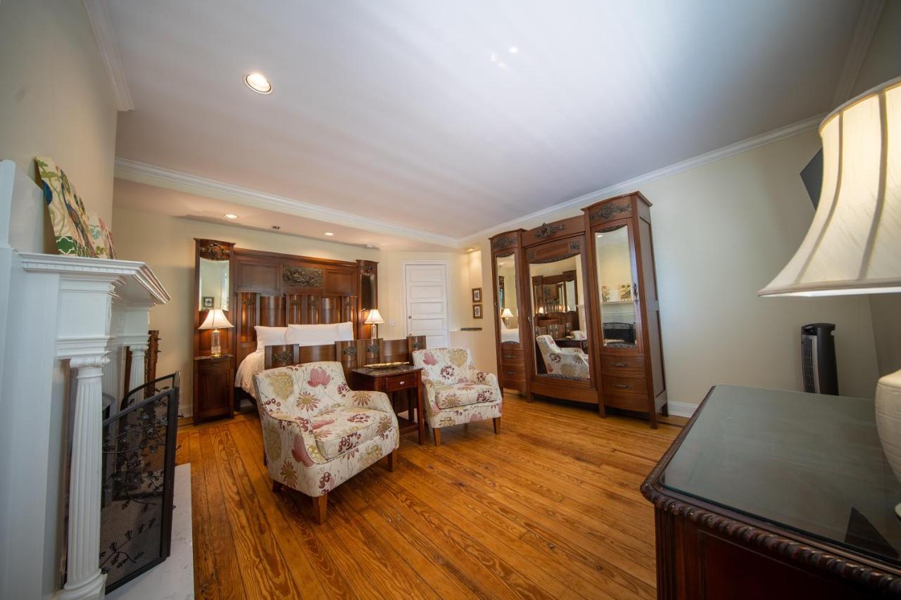 Queen Room,1593956619:JPEG