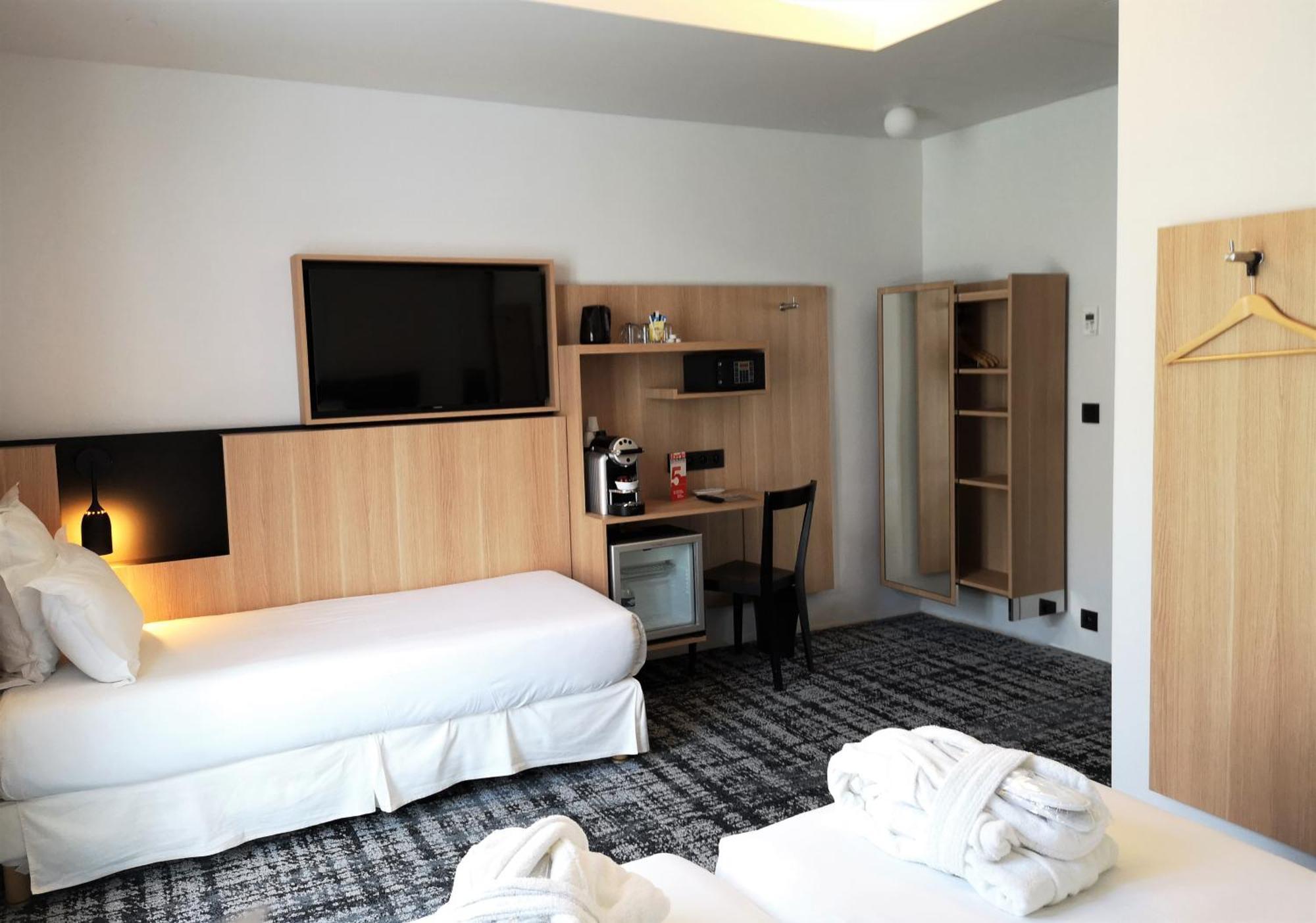 Family Room,1273969333:JPEG
