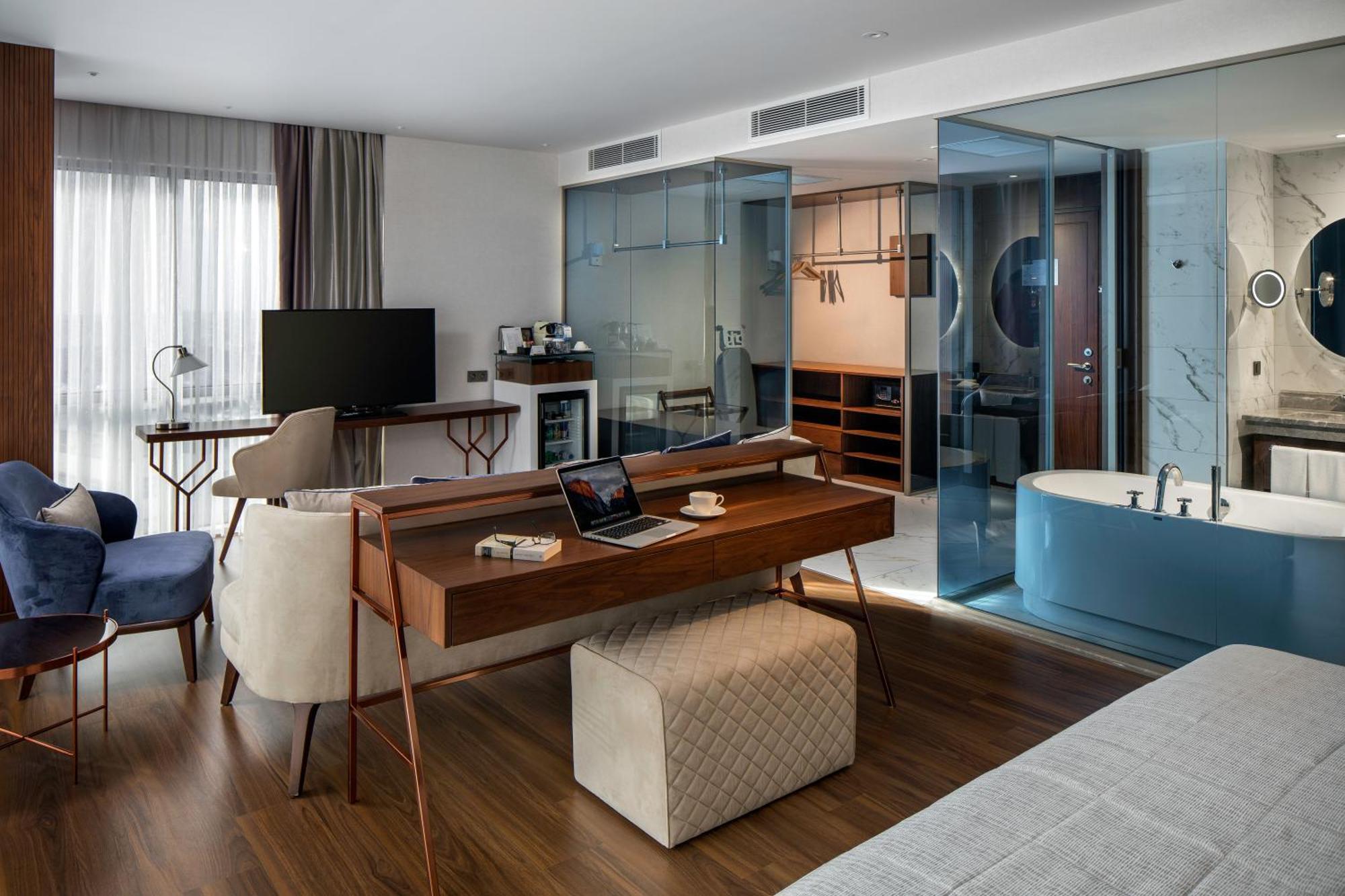 Corner Suite with Golden Horn View