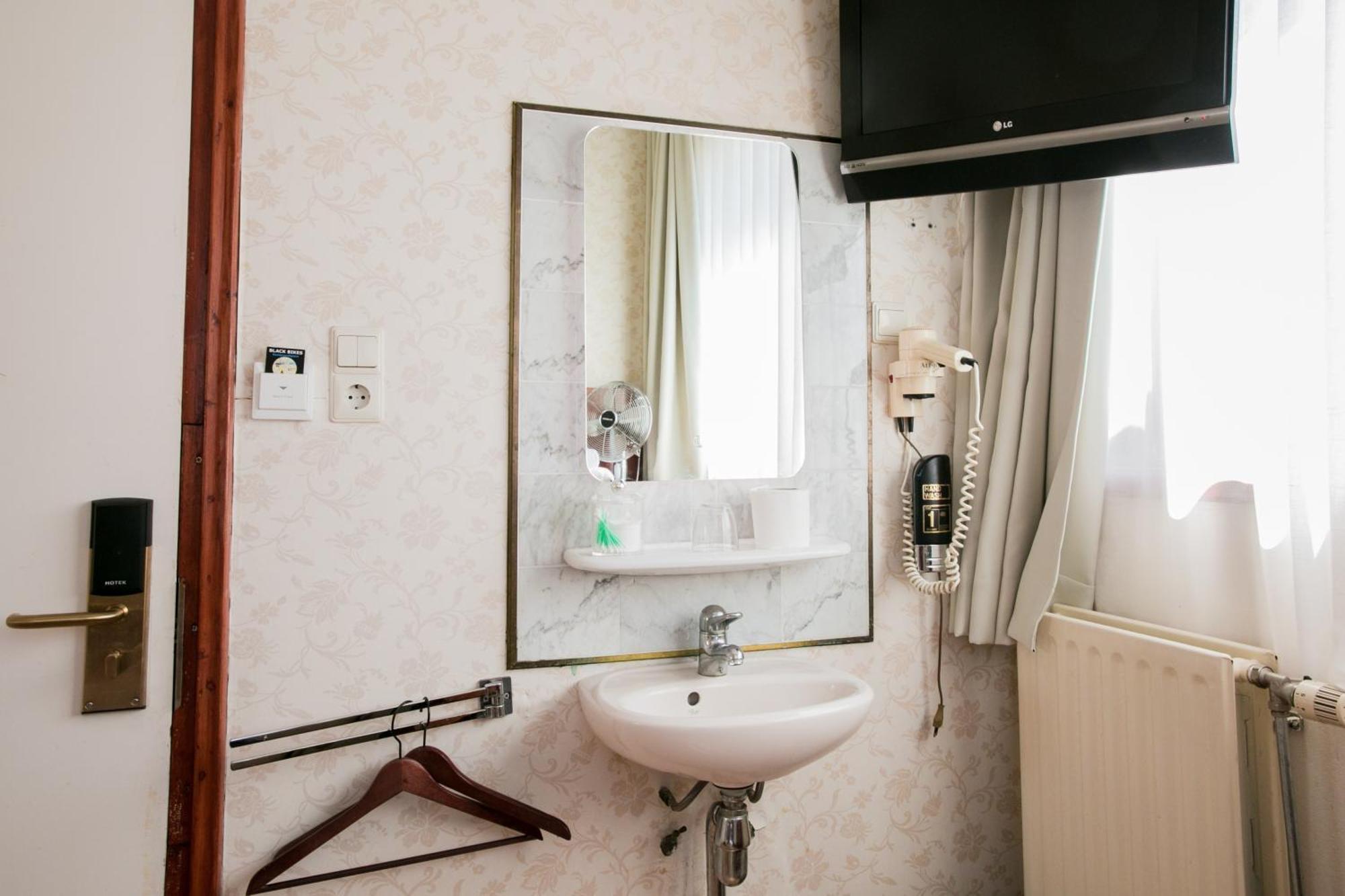 Single Room with Shared Shower and Toilet,925768489:JPEG