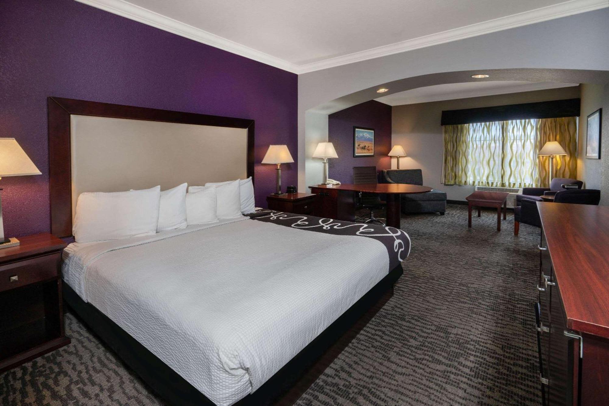 Deluxe Executive King Room - Non-Smoking,1275928282:JPEG