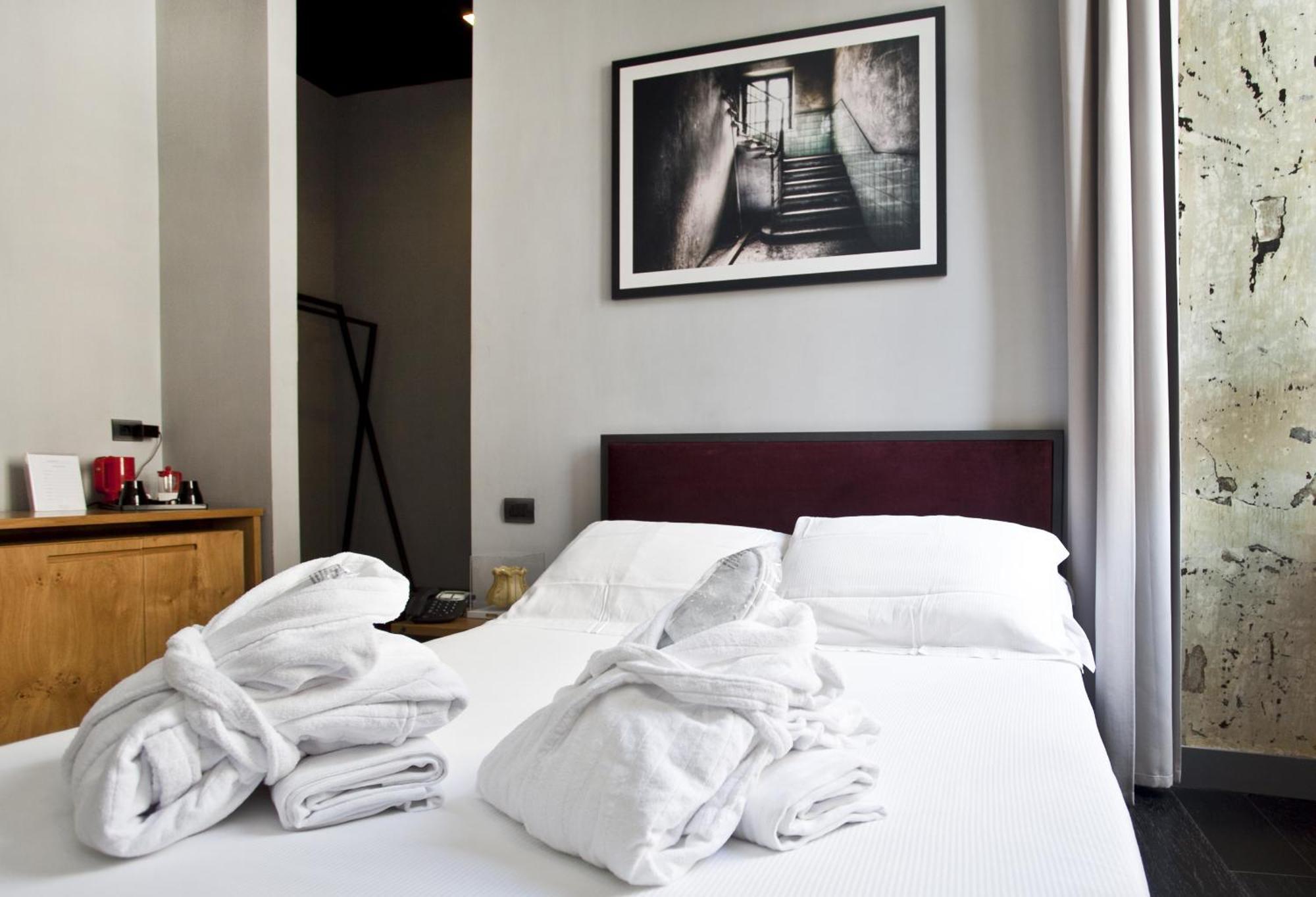 Deluxe Double Room with Small Double Bed,703125670:JPEG