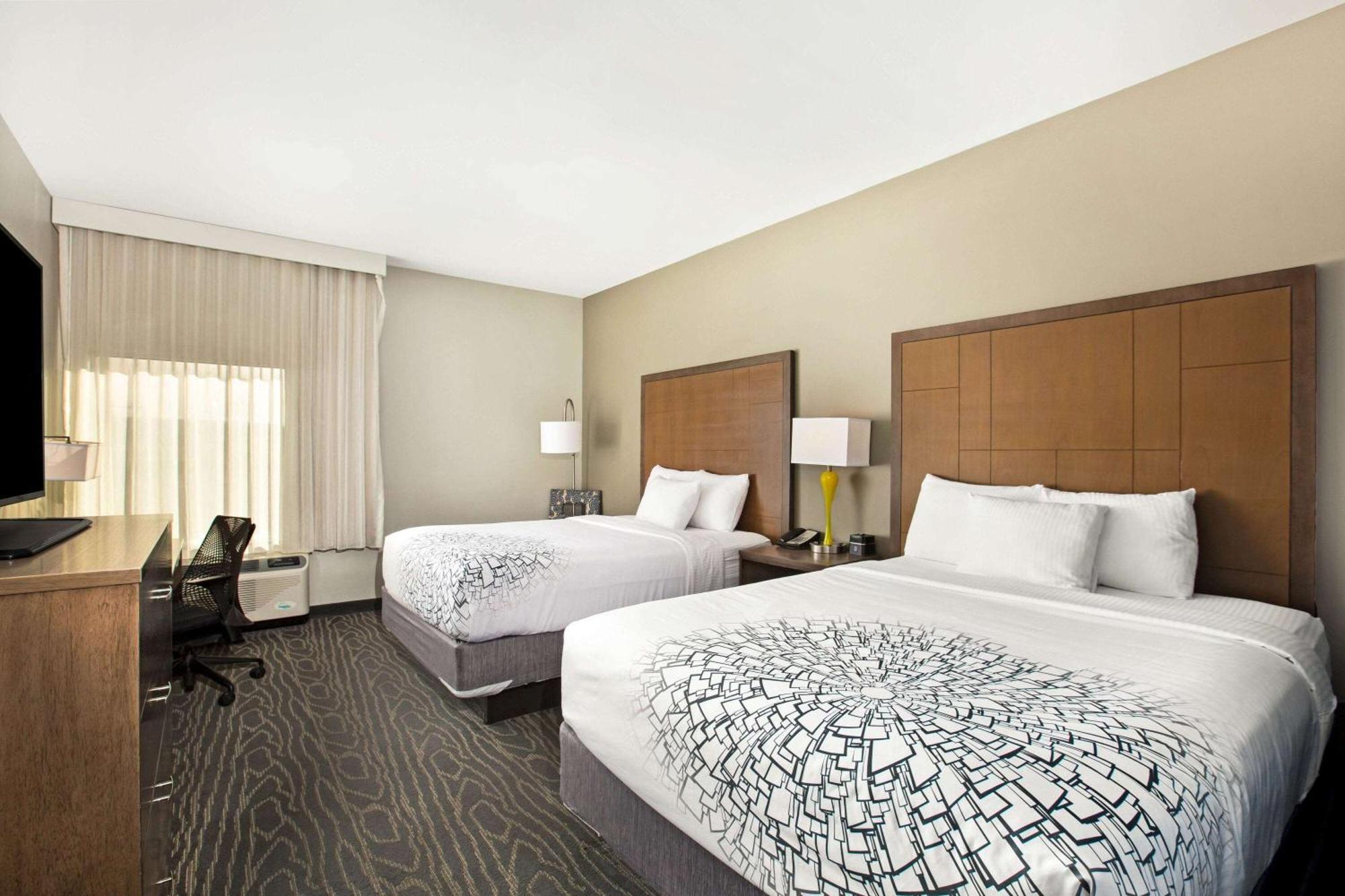Queen Room with Two Queen Beds - Non-Smoking,711337798:JPEG