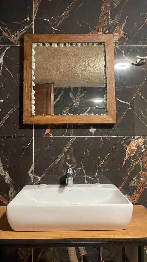 Deluxe Double Room Shower