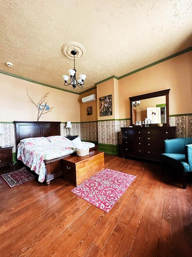 Queen Room,1341782843:JPEG