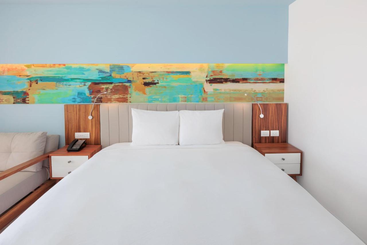 Deluxe King Room with Balcony and Ocean View,1381213973:JPEG