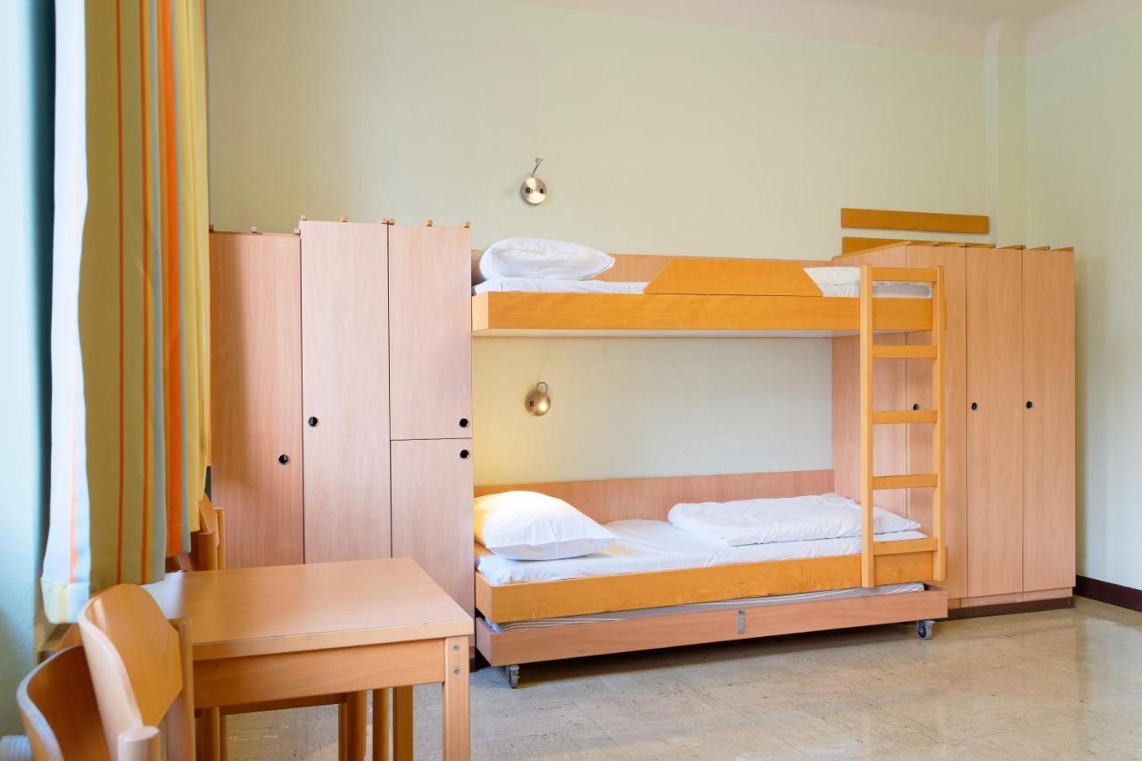 Tweepersoonskamer met 2 Aparte Bedden en Eigen Badkamer