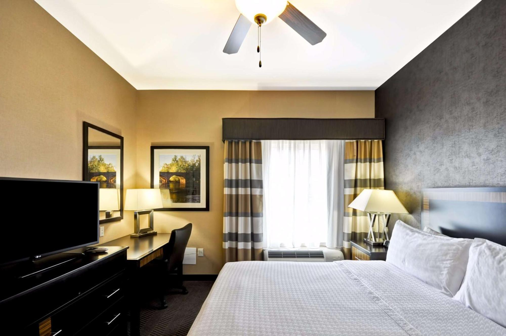 One-Bedroom King Suite Non-Smoking,1499925580:JPEG