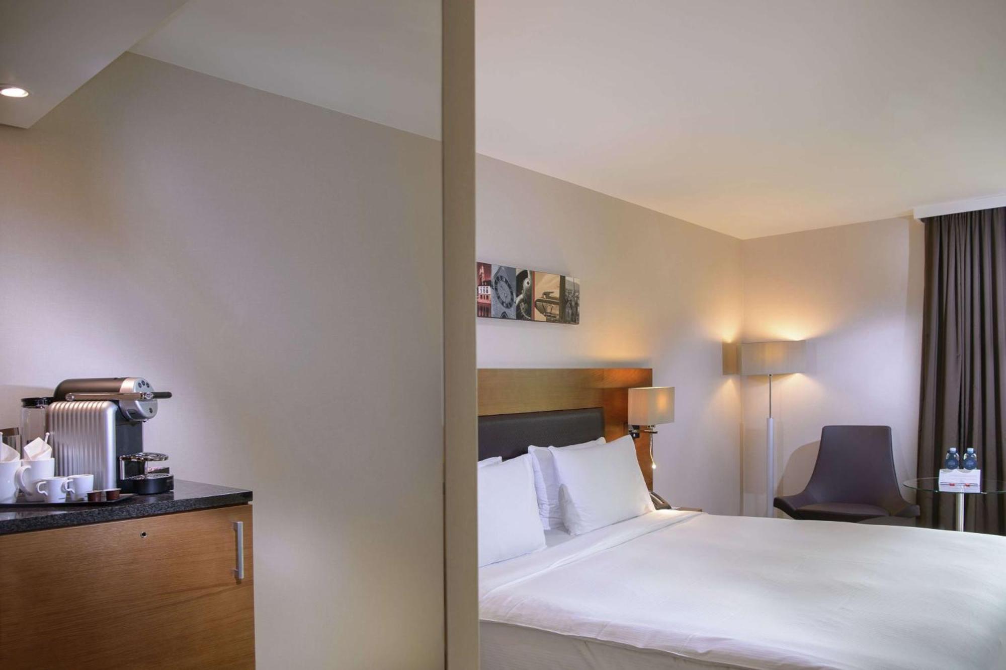 Executive Queen Room with Executive Lounge Access,1516443775:JPEG