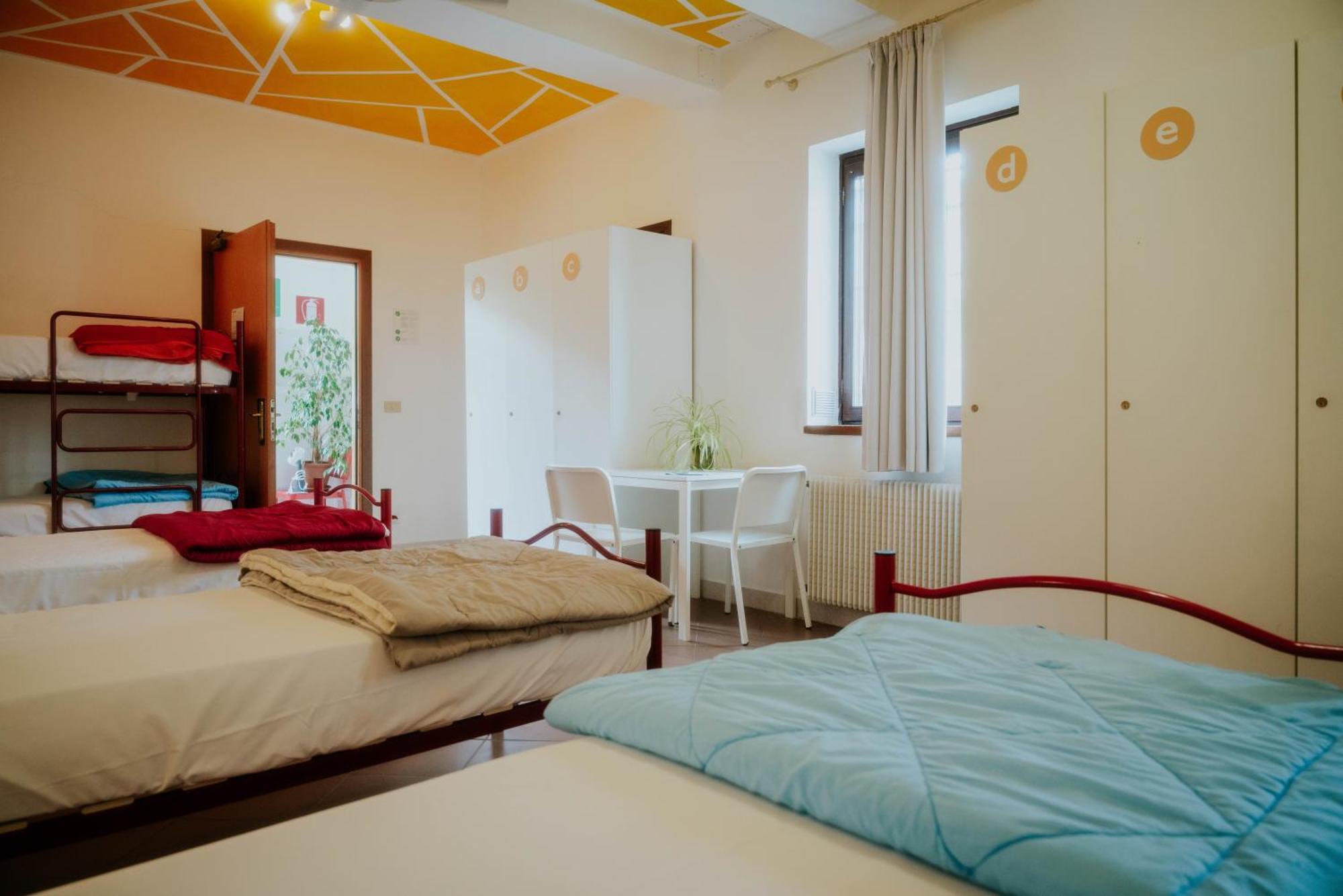 Posto Letto in Dormitorio Misto con 7 Letti