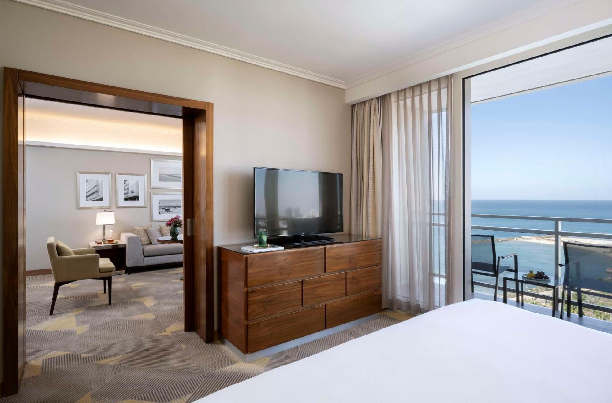 Executive Plaza King Suite with Sea View,1537449886:JPEG