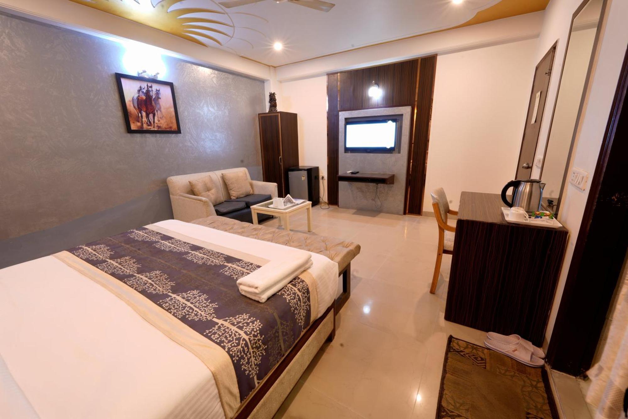 Deluxe Double or Twin Room with City View