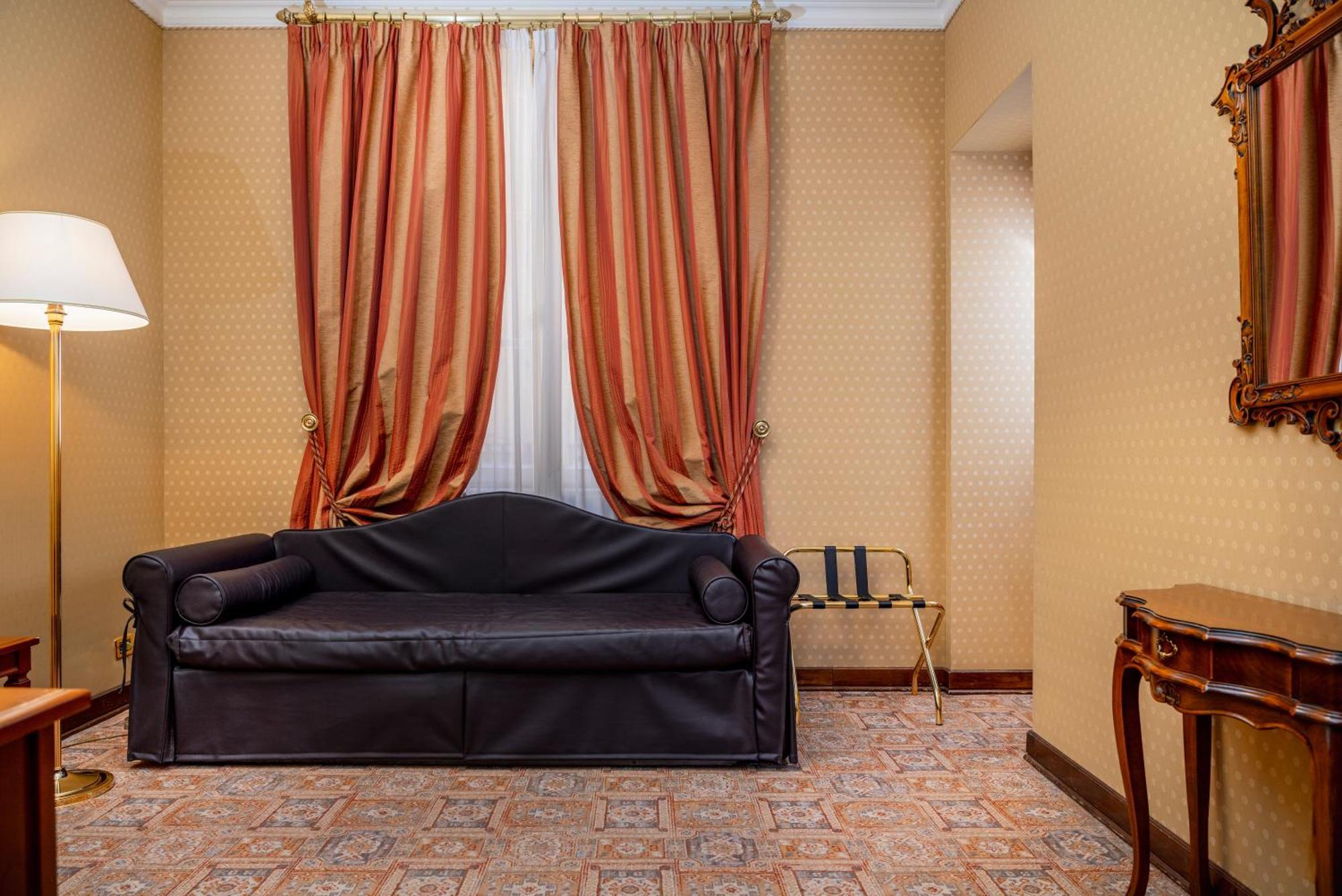 Suite,1543817032:JPEG