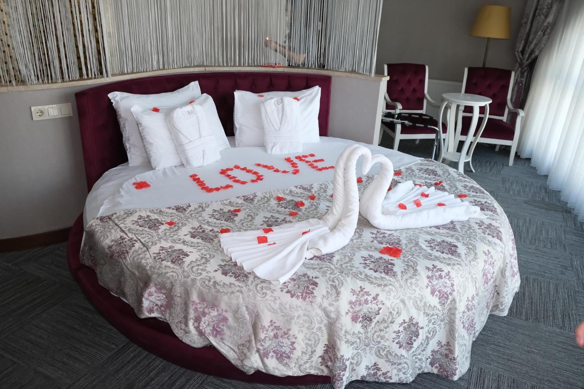 Honeymoon Suite,1544573134:JPEG