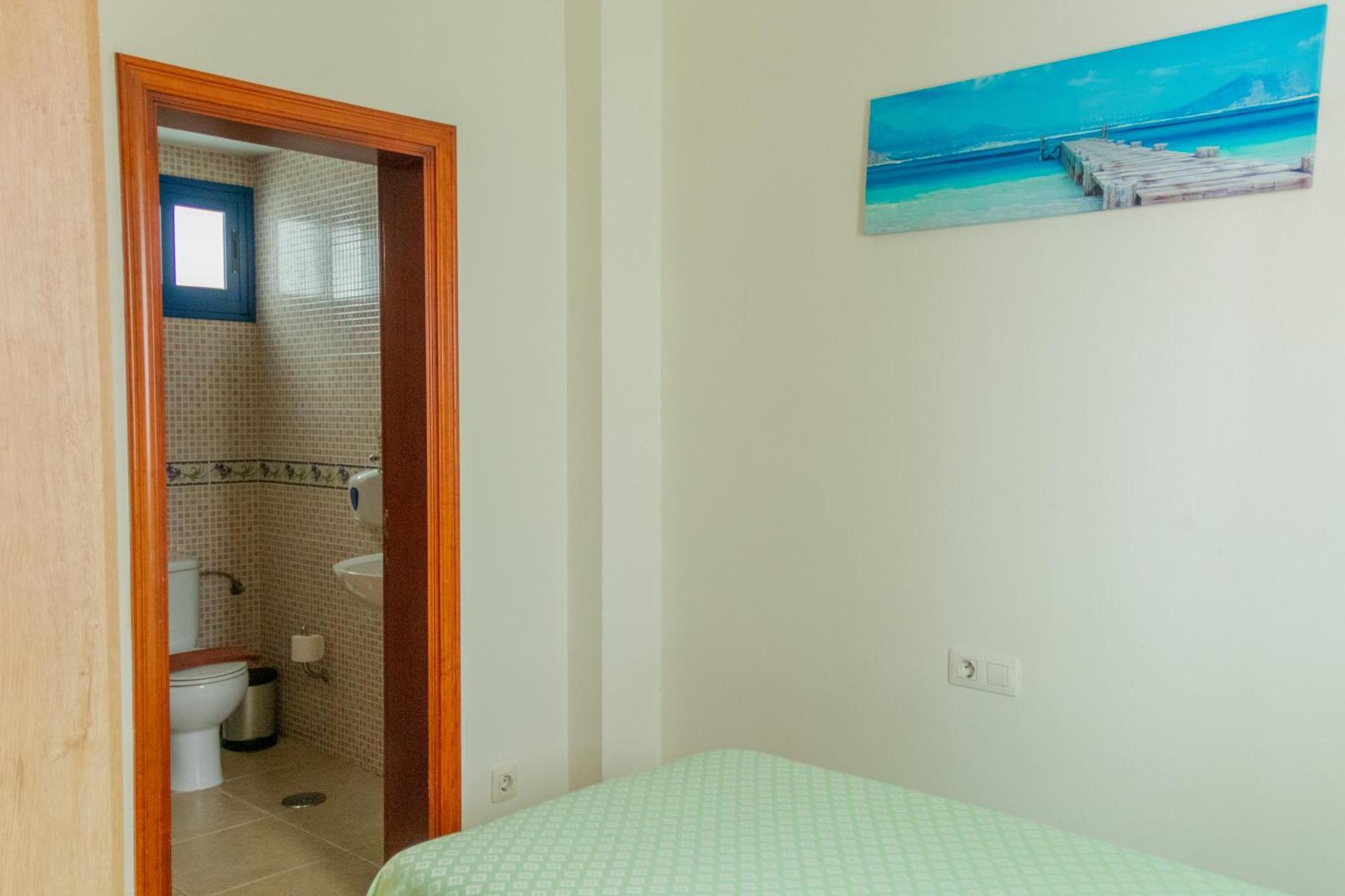 Single Room with Private Bathroom,817910318:JPEG