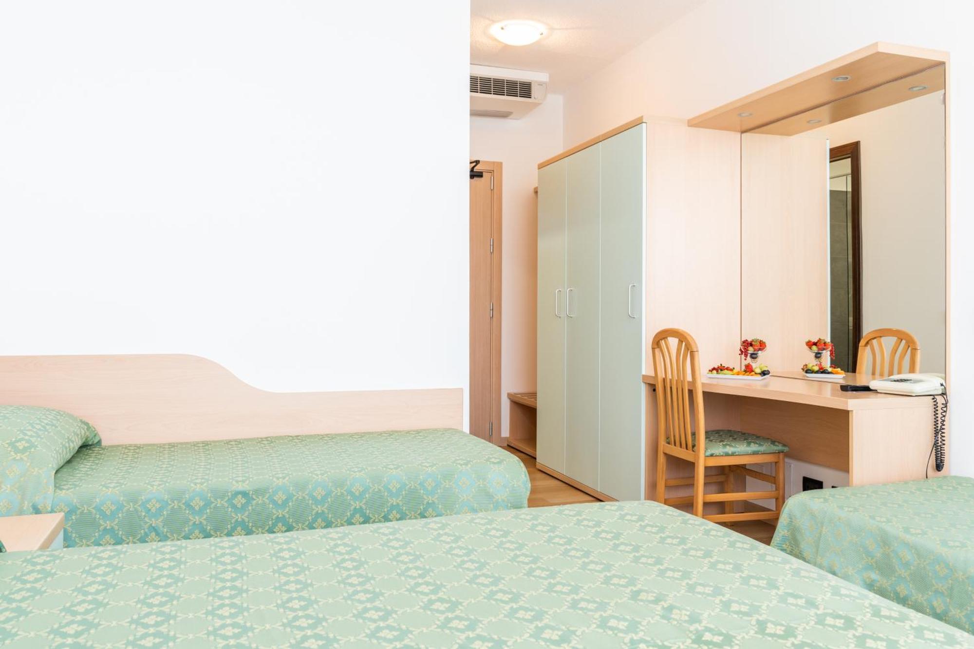 Quadruple Room,1774106050:JPEG