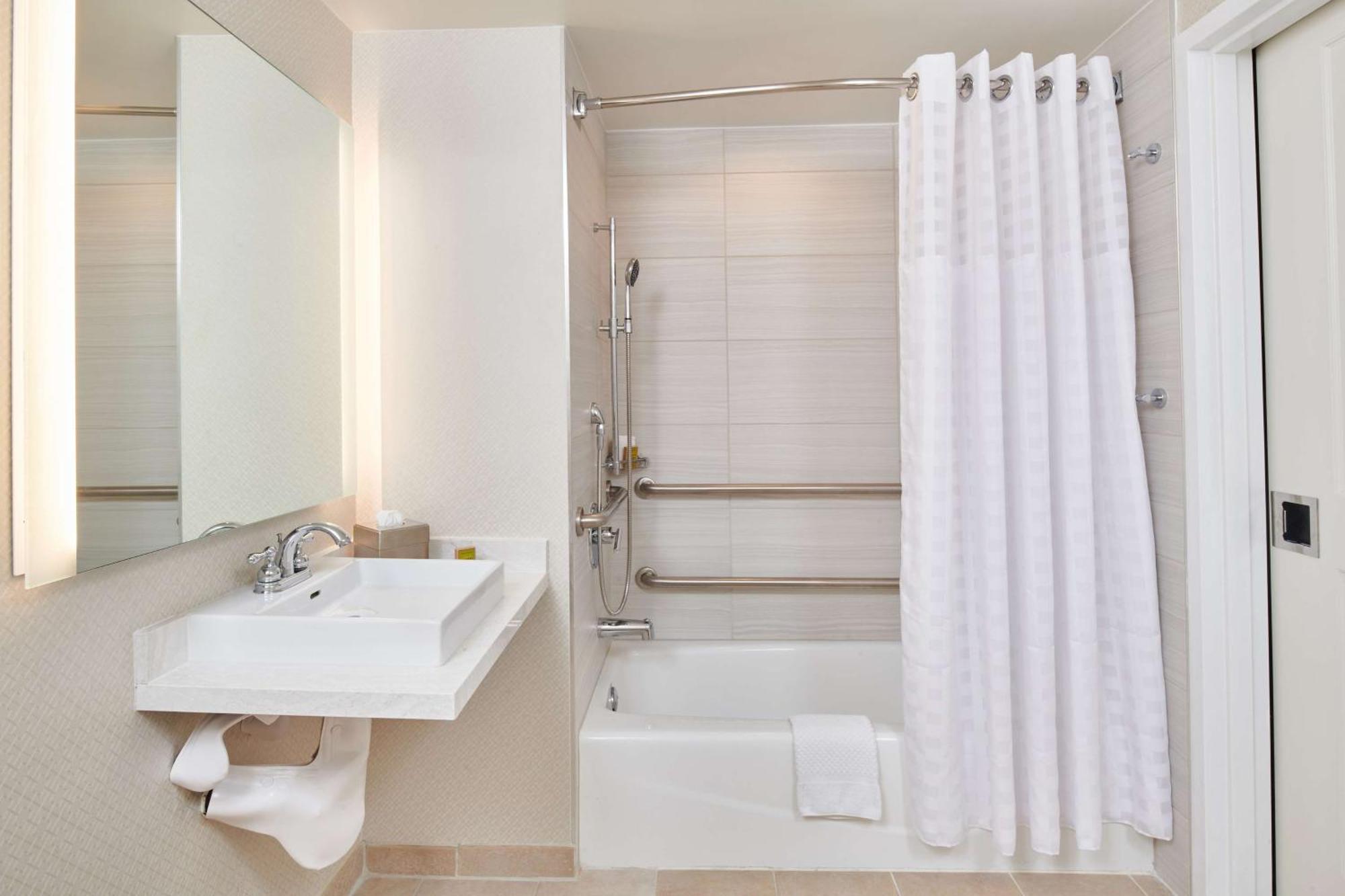 King Room Accessible Tub - Mobility Access/Non-Smoking
