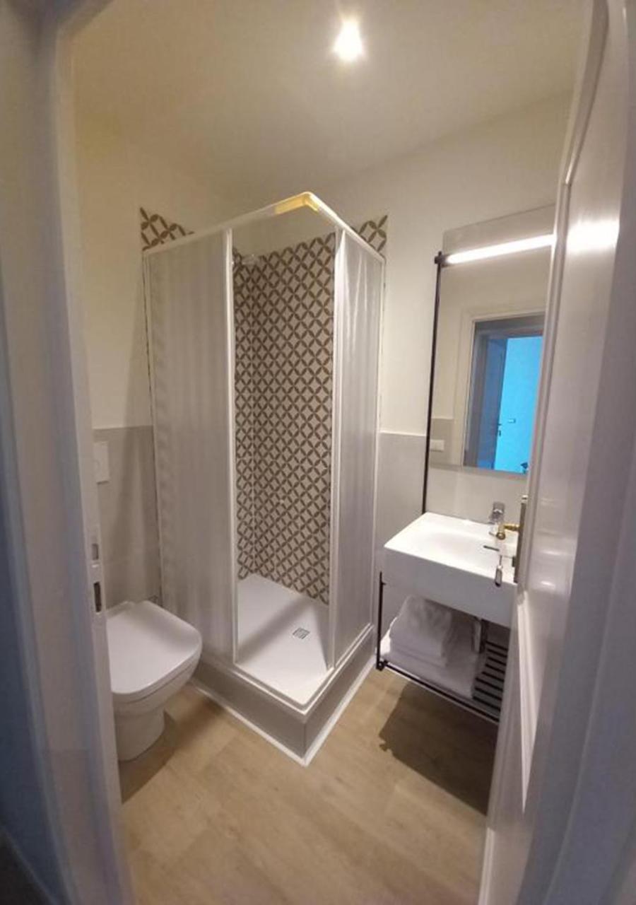 Single Room Private External Bathroom,1588082437:JPEG