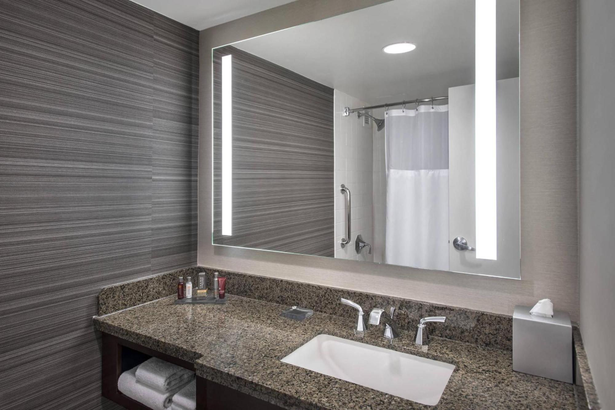 Quarto com Cama King-size e Vista do Aeroporto