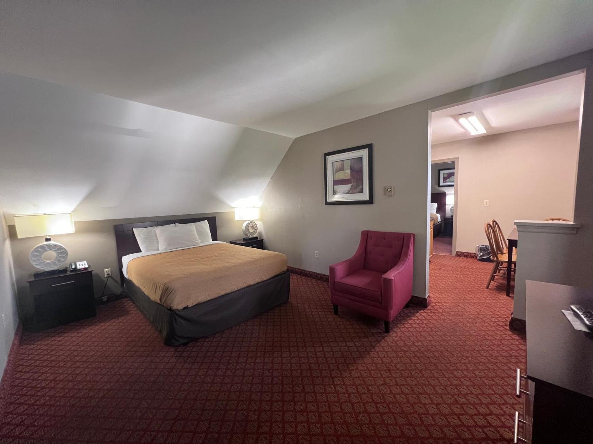 Queen Suite One Queen Bed Two Double Beds Non Smoking,1602346443:JPEG