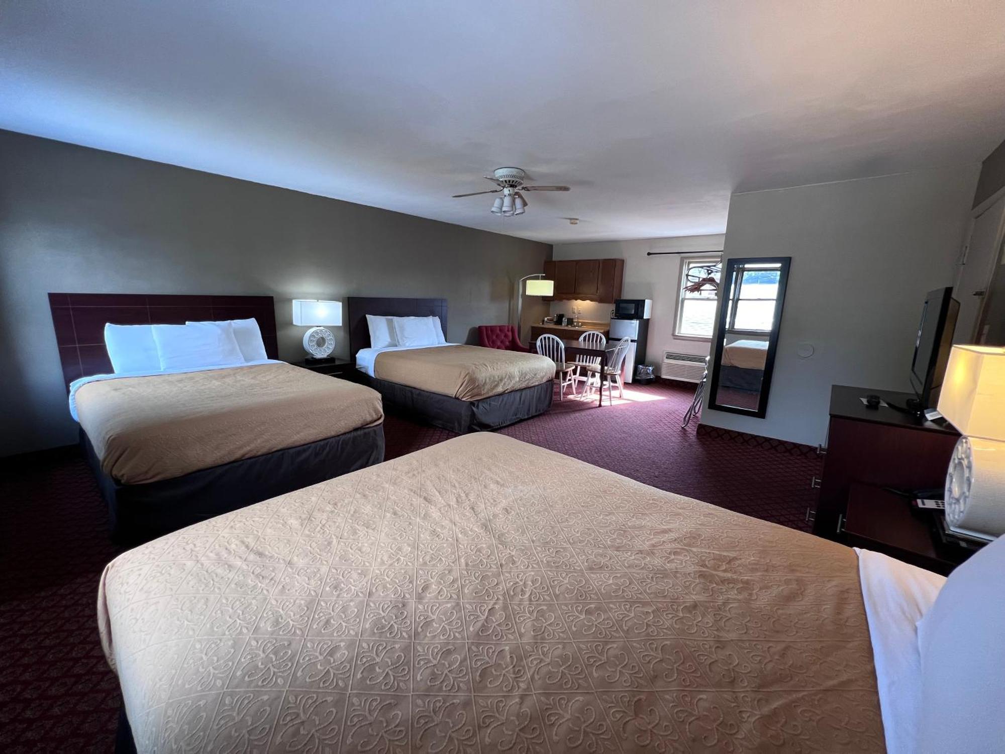 Queen Suite Two Queen Beds One Double Bed Non Smoking,1602346449:JPEG