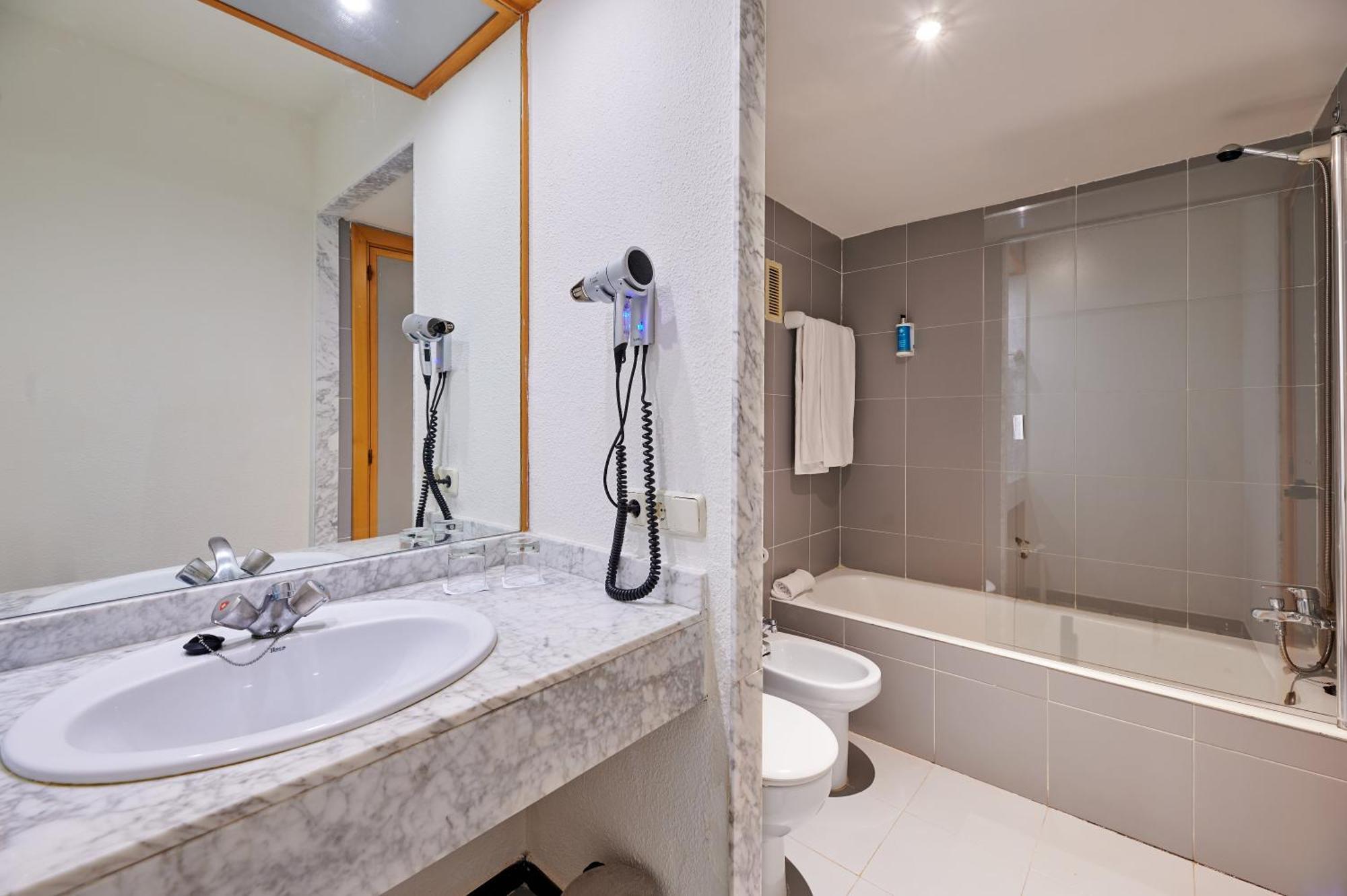 Chambre Double - Vue sur Piscine