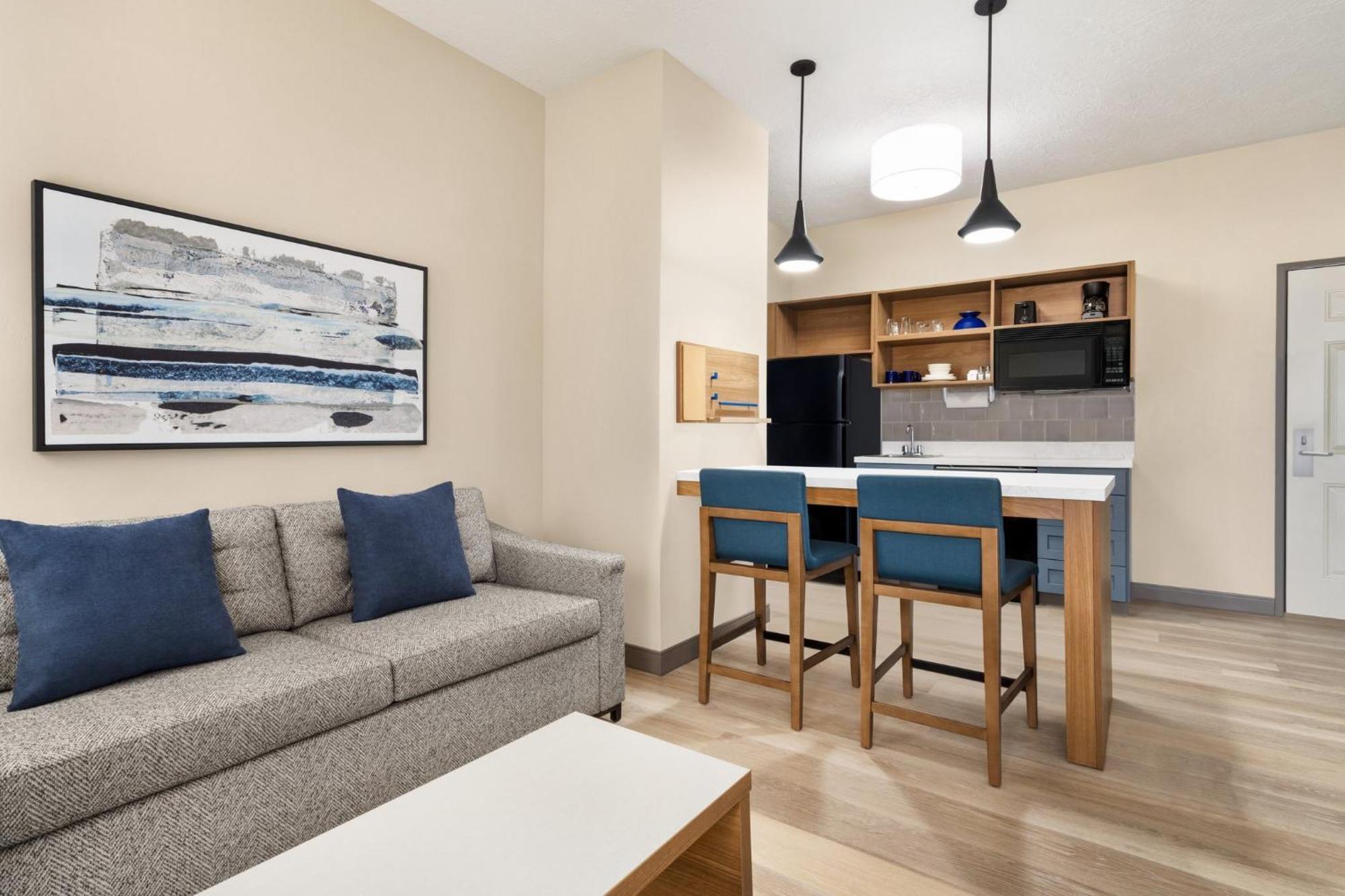 One-Bedroom Queen Suite,1629396871:JPEG