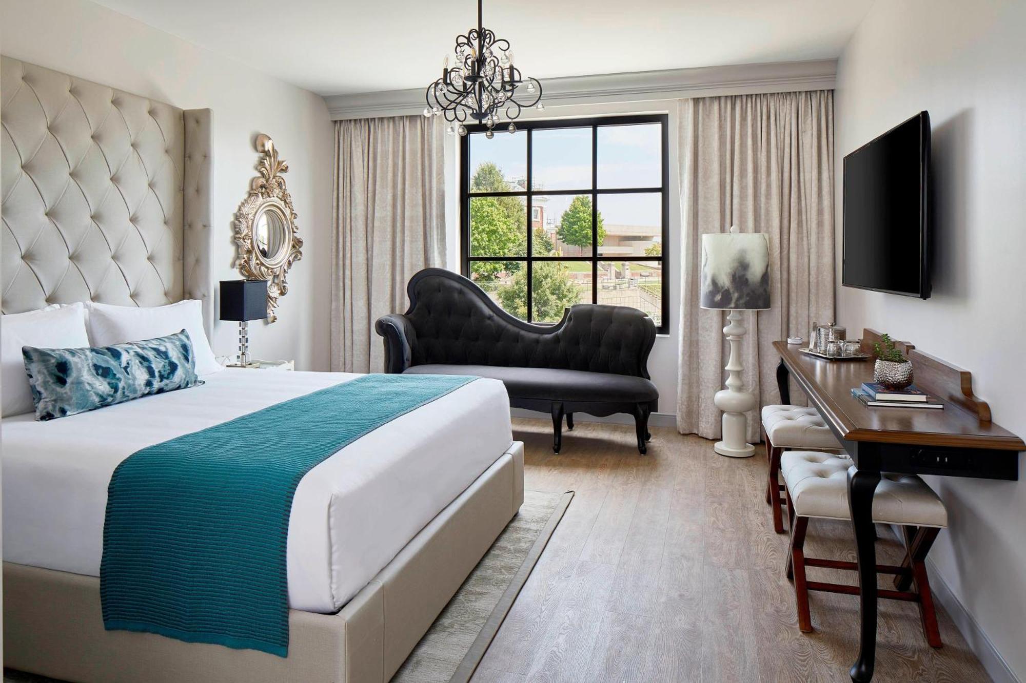 Guest room, 1 King, Art District view,1643201472:JPEG