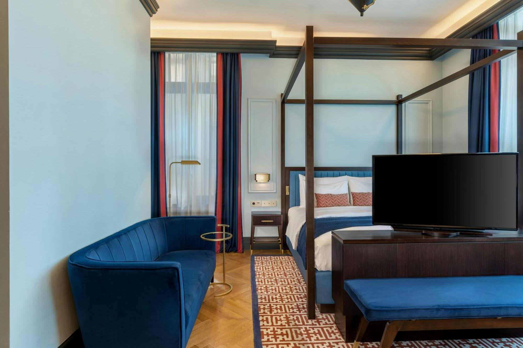 One-Bedroom Junior King Suite