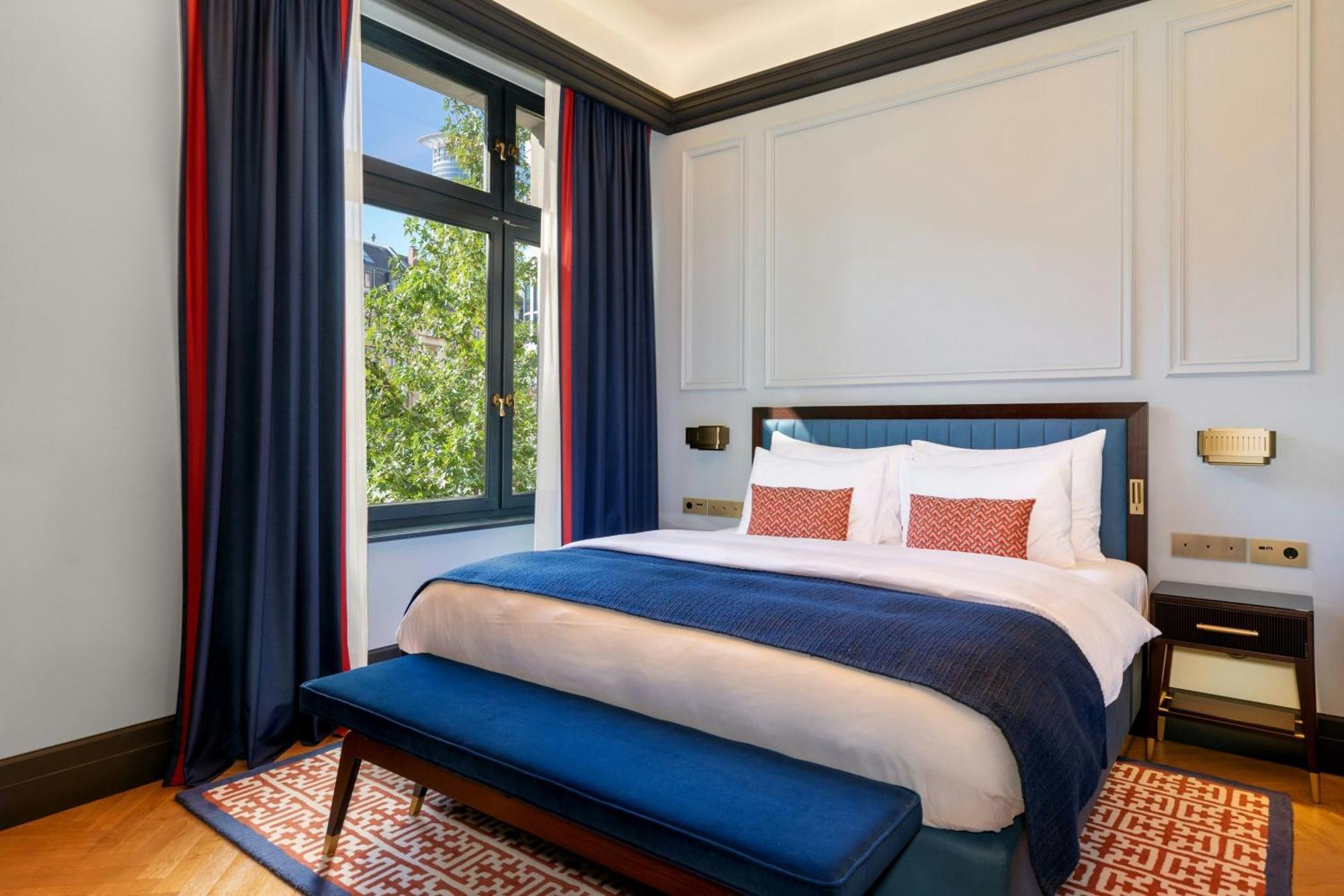 Deluxe Comfort King Room