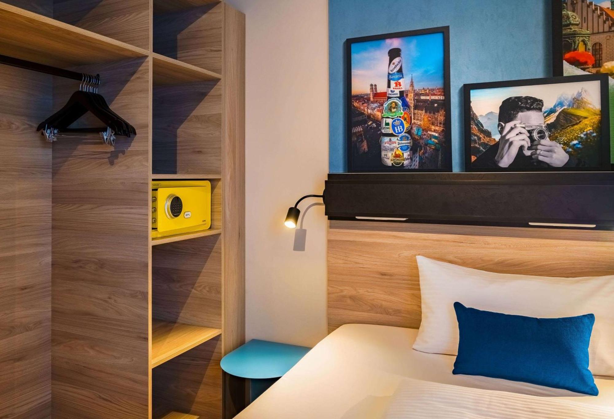 Deluxe Queen Room with One Queen Bed