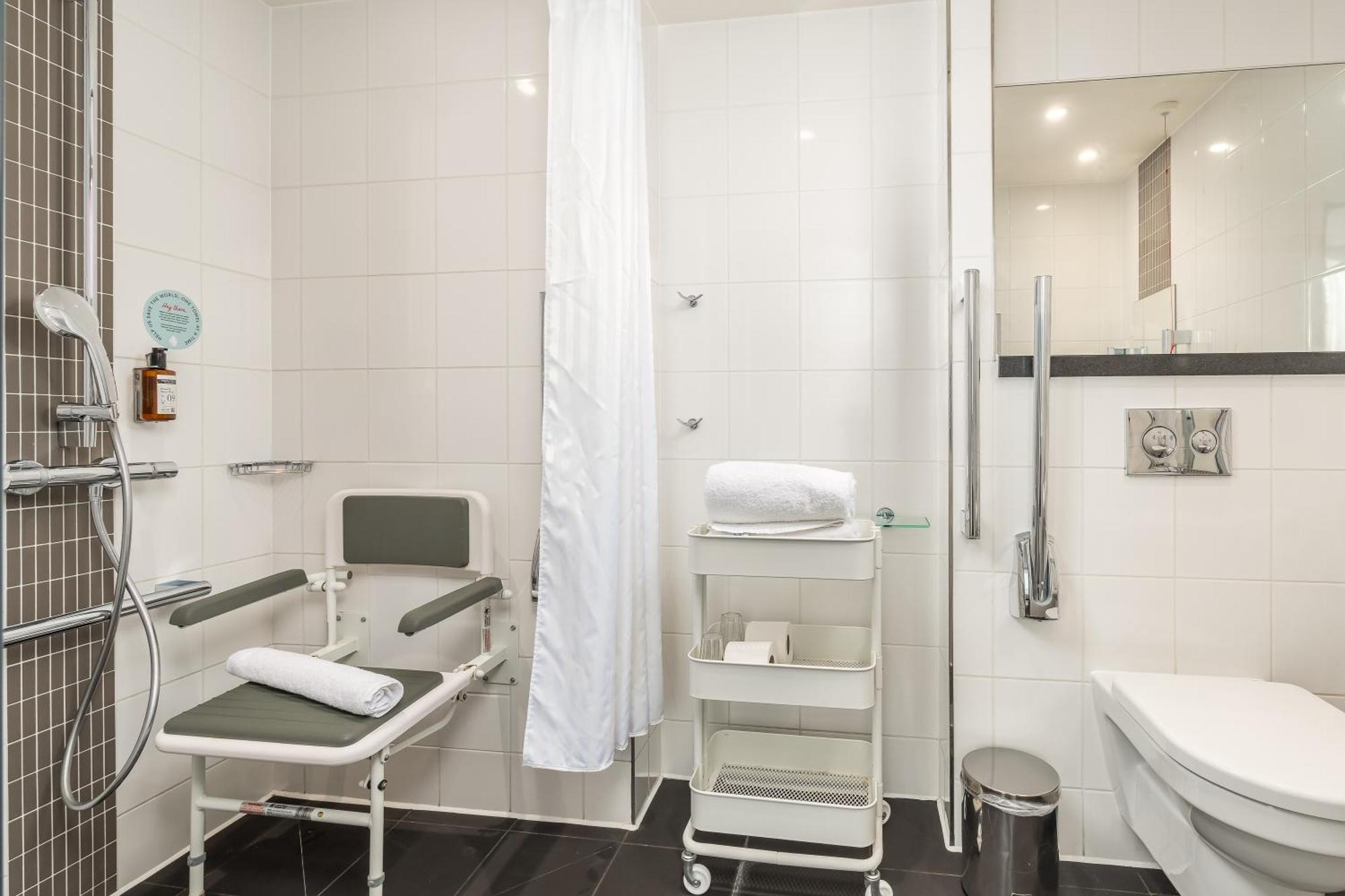 Habitación doble accesible con ventana
