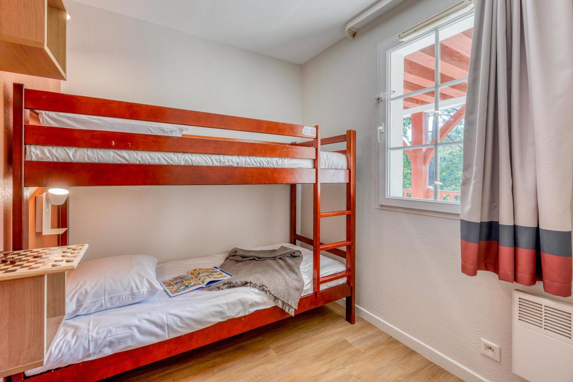 Superior One-Bedroom Apartment with Sleeping Alcove and Terrace or Balcony (6 People),1698846454:JPEG