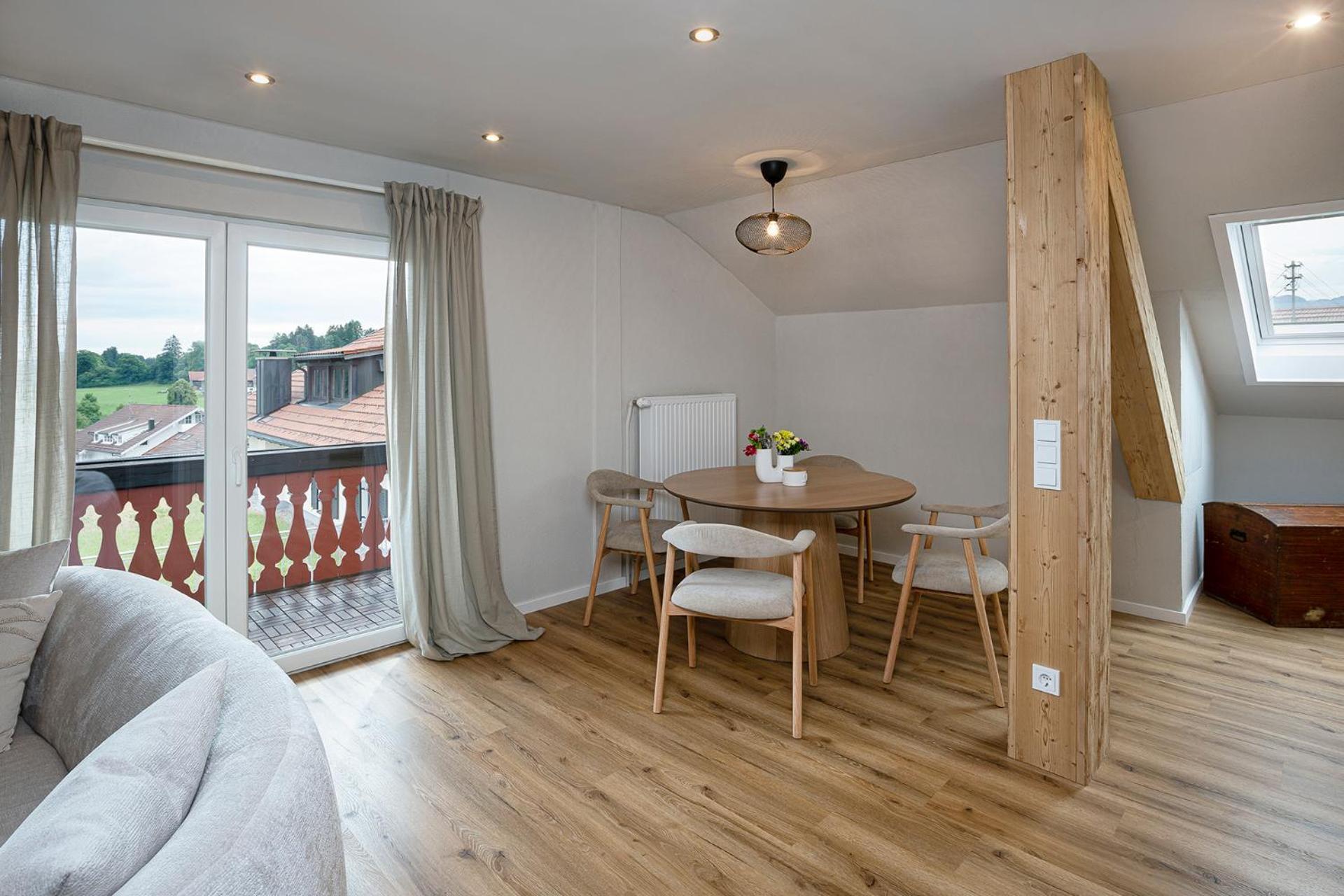 One-Bedroom Apartment with Balcony,1699188924:JPEG